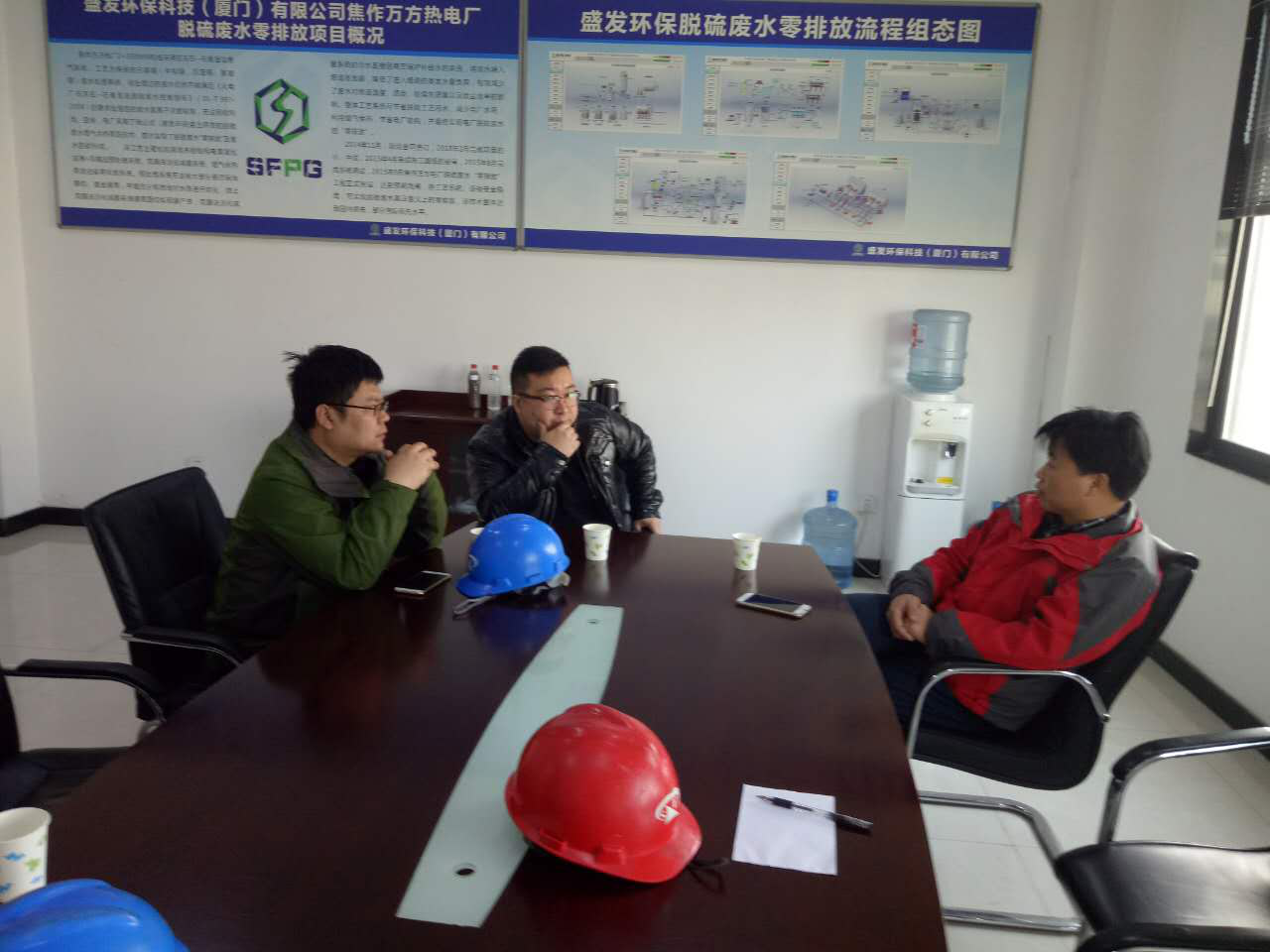 中電投上海成套電器設計院劉主任到焦作萬(wàn)方項目部做技術(shù)交流與合作。